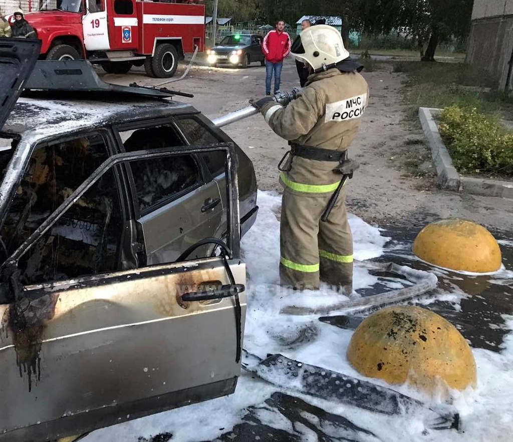 На улице Октябрьская, у дома номер 74 сгорел автомобиль