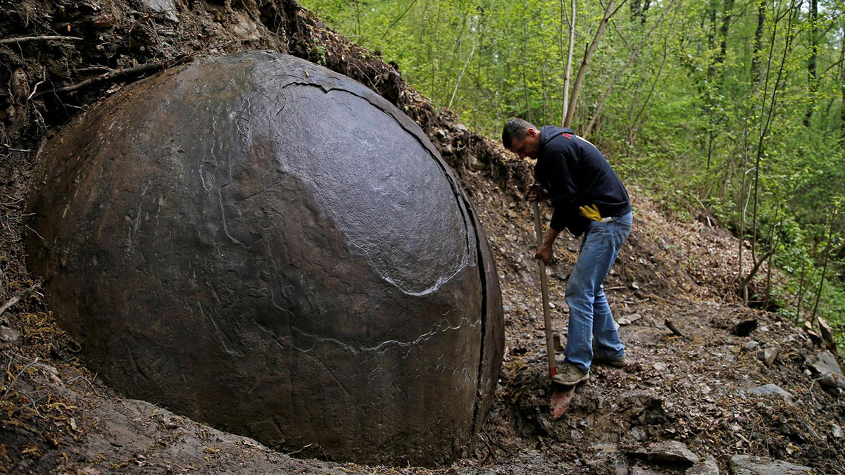 Каменные шары в Боснии