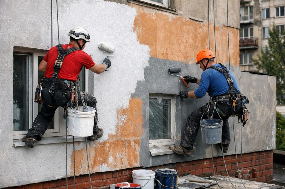 Покраска фасадов: как выбрать краску для наружных работ - рейтинг 10 составов, рекомендации альпинистов и ошибки