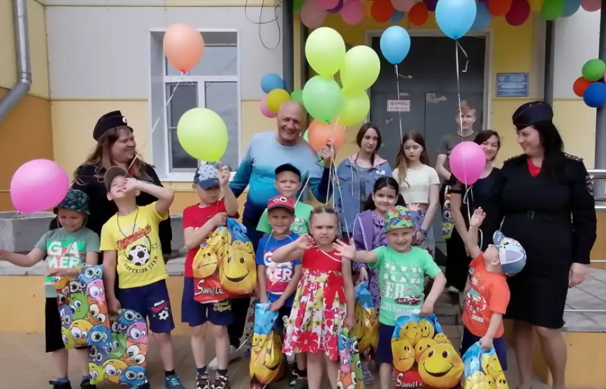 Полицейские и члены...