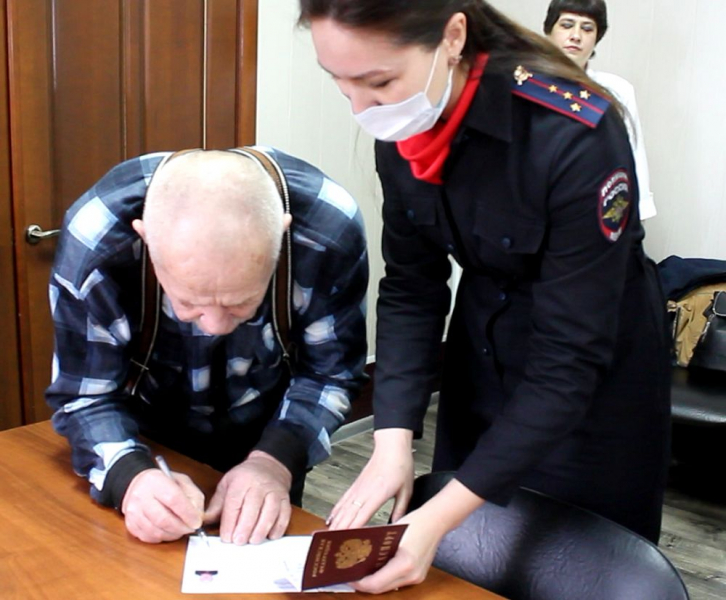 Полицейские помогли уроженцу Казахстана оформить документы для получения российского гражданства