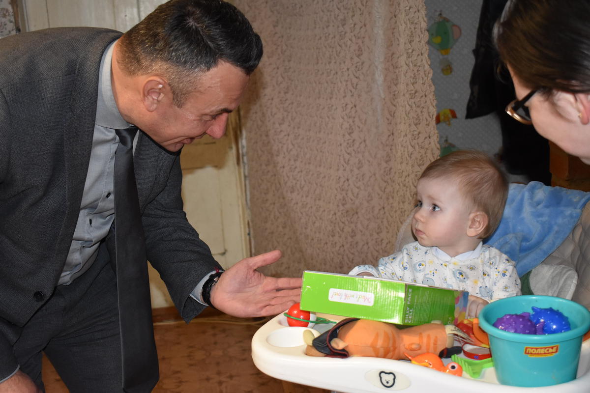 Глава администрации Гусь-Хрустального района принял участие в благотворительной акции «Елка желаний»
