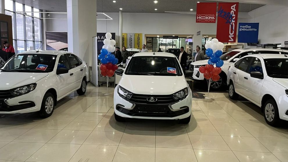 Три жителя региона,...