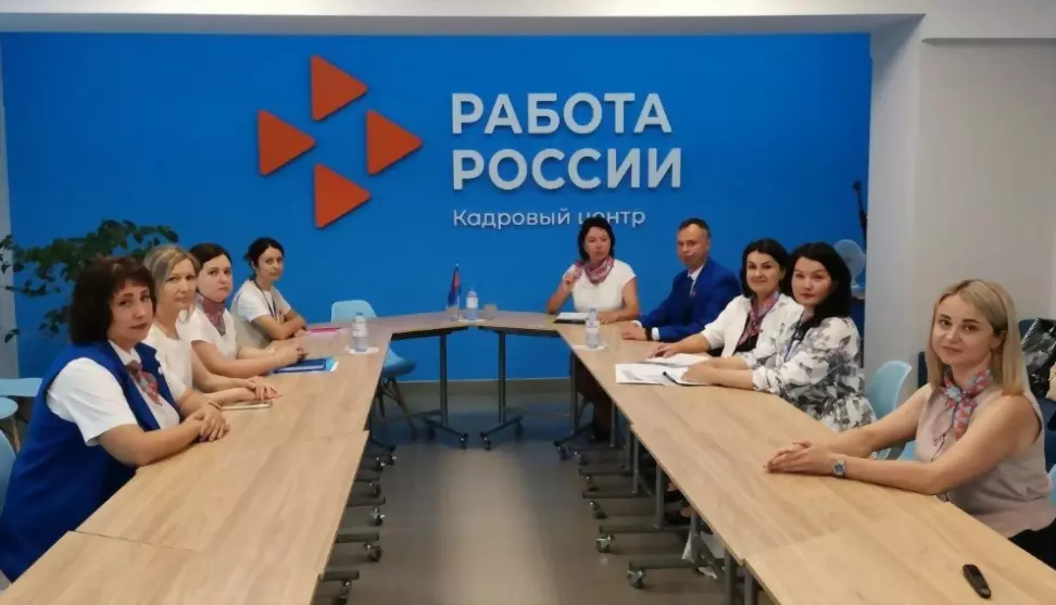 В службе занятости н...