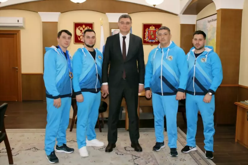 Александр Авдеев поз...