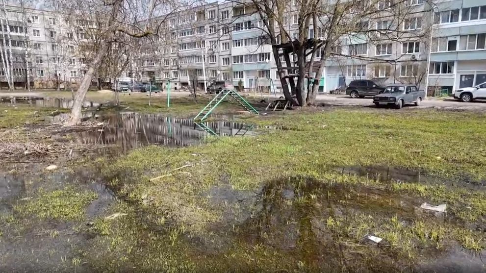 Детские площадки Гусь-Хрустального превратились в место игр с болотом, гвоздями и торчащим железом
