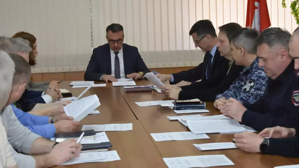 В але администрации...