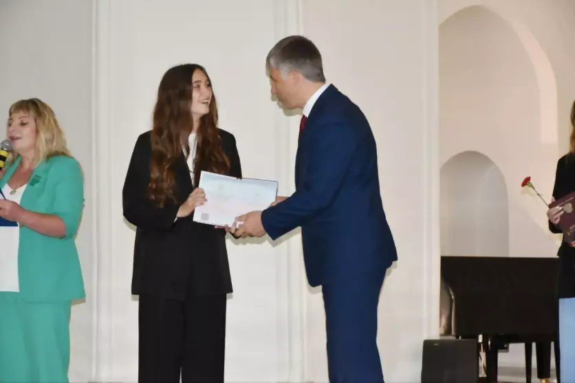 Лучшим выпускникам Г...