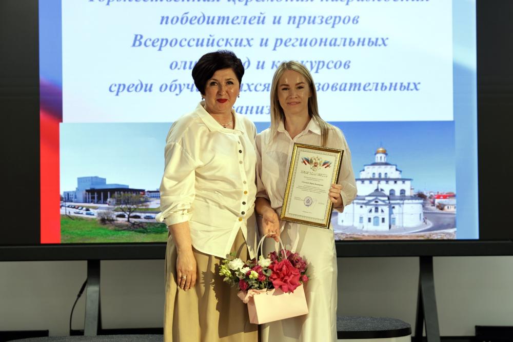 Школьников и студент...