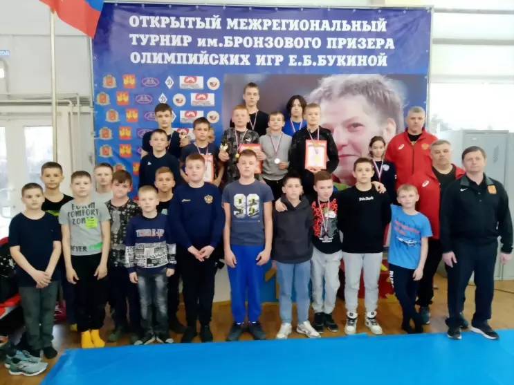Наши борцы поборолис...