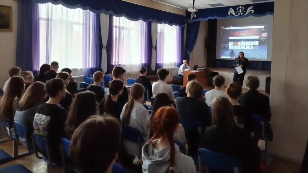 Инспектор УФСИН пров...