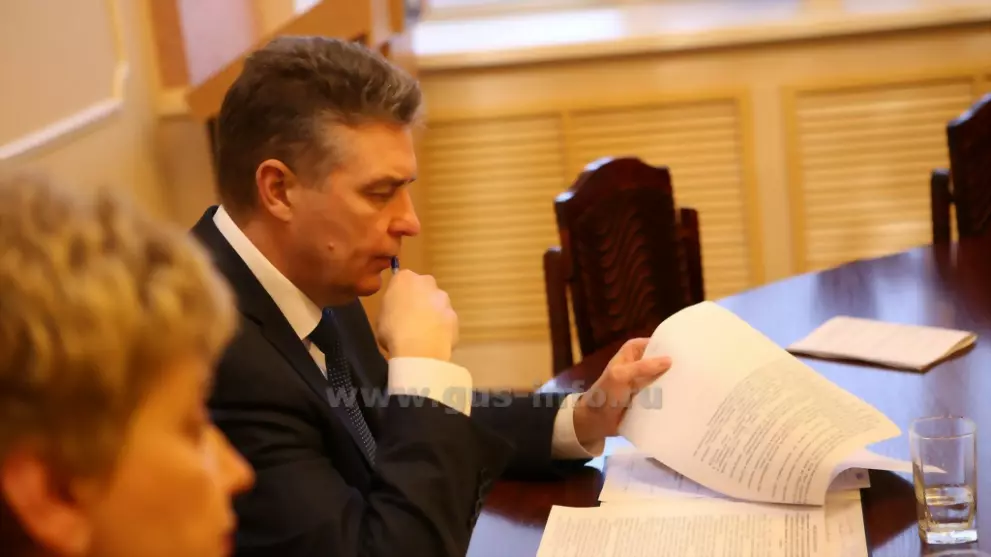 Депутаты на комиссии...