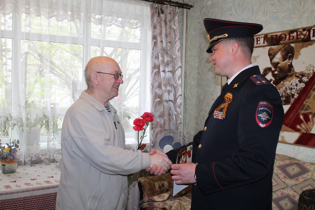 Полицейские поздравили участников Великой Отечественной войны с Днем Победы