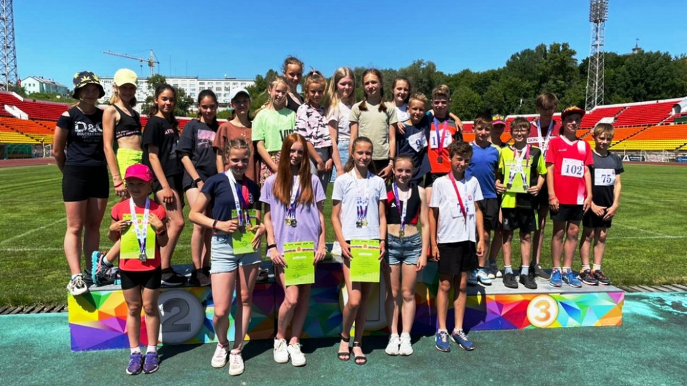 Юные легкоатлеты из...