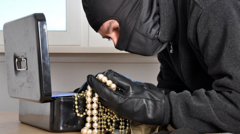 По обвинению в хищен...