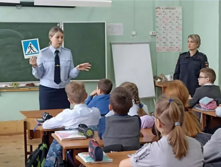Полицейские вместе с...