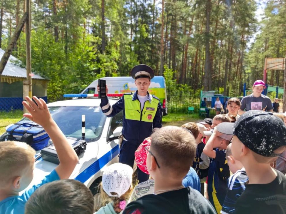 Сотрудники полиции п...