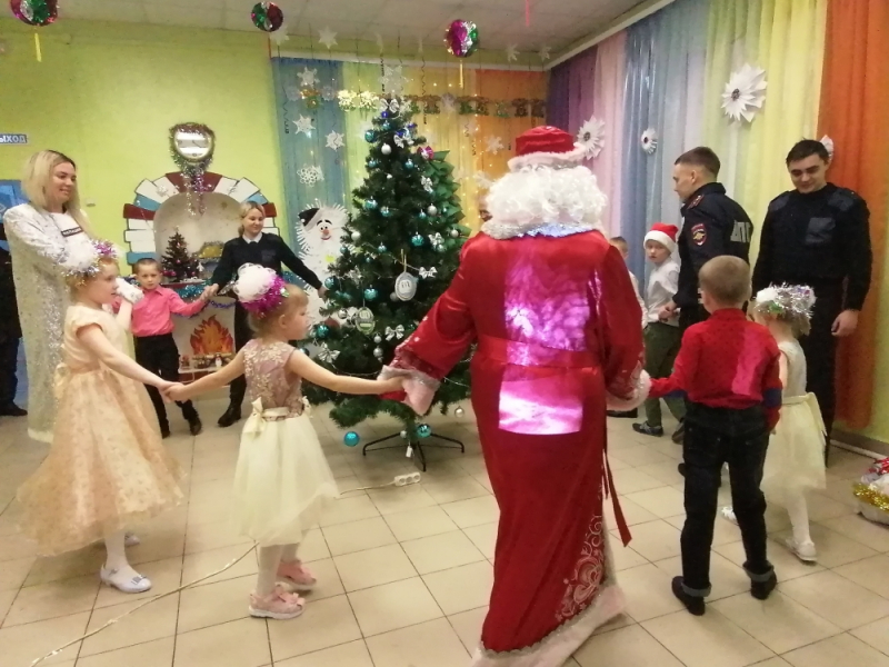 Полицейский Дед Мороз поздравил с Новым годом юных жителей Гусь-Хрустального
