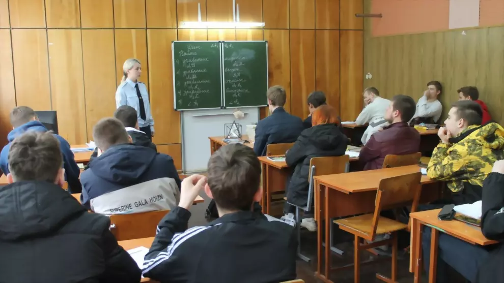 Полицейские вместе с...