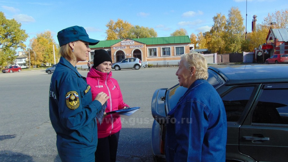Сотрудники МЧС и доб...