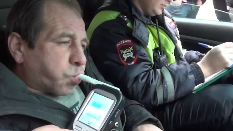 Полицейские продолжа...