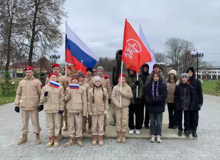 Юнармейцы и активист...