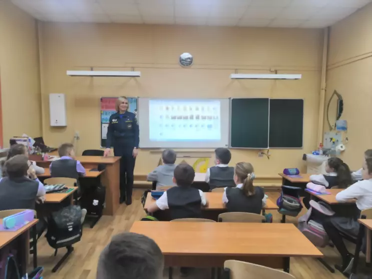 Сотрудники МЧС и ВДП...