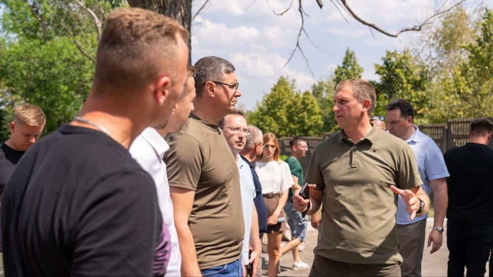 Своих не бросаем: де...