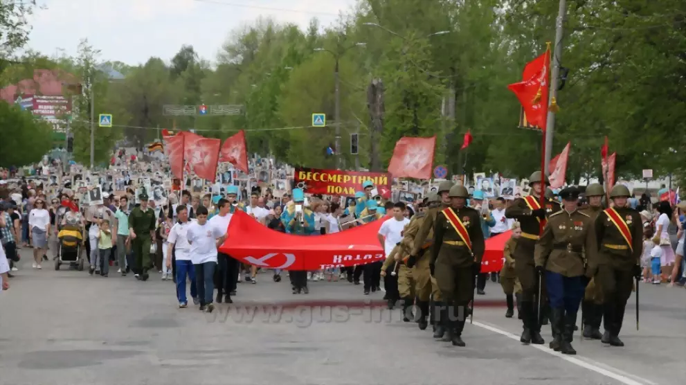 В День Победы по ули...