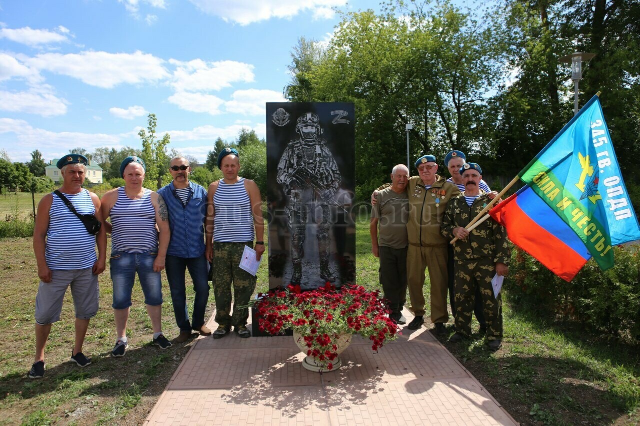 В День воздушно-десантных войск в Гусь-Хрустальном открыли памятник воинам, погибшим в военной спецоперации на Украине