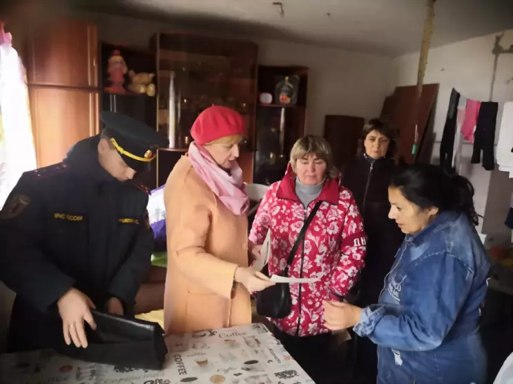 Сотрудники пожарного...
