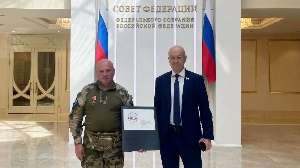 Сенатору Владимиру Киселёву передали народный проект благоустройства городской набережной в Гусь-Хрустальном