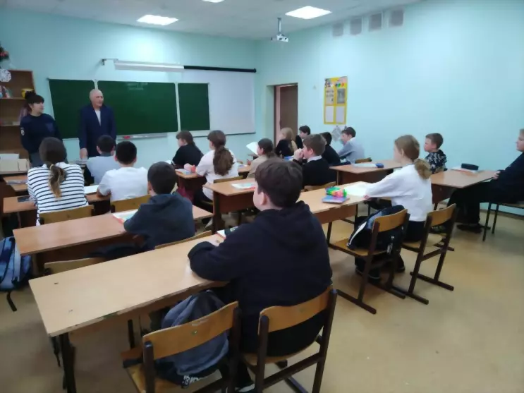 Сотрудники полиции,...