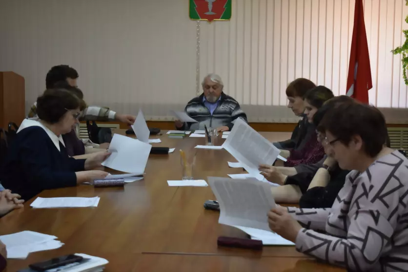 В актовом зале админ...