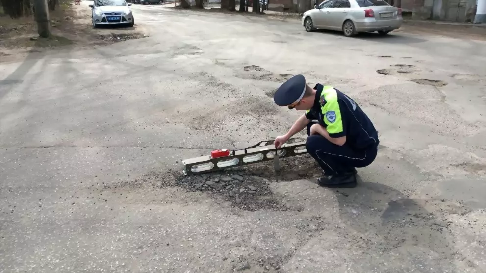 Сотрудники Госавтоин...
