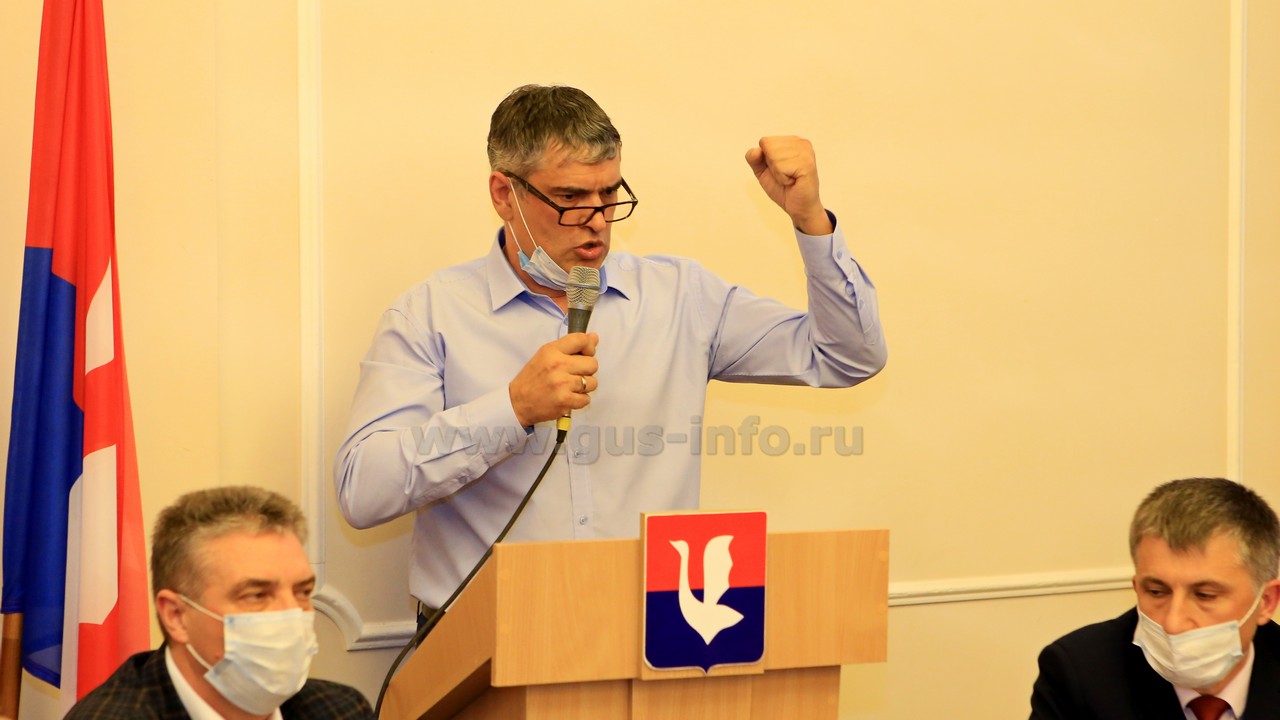 На фото депутат Михаил Валенков отстаивает идею отмены выборов главы города