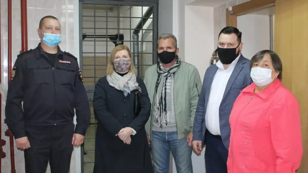 Члены общественного...