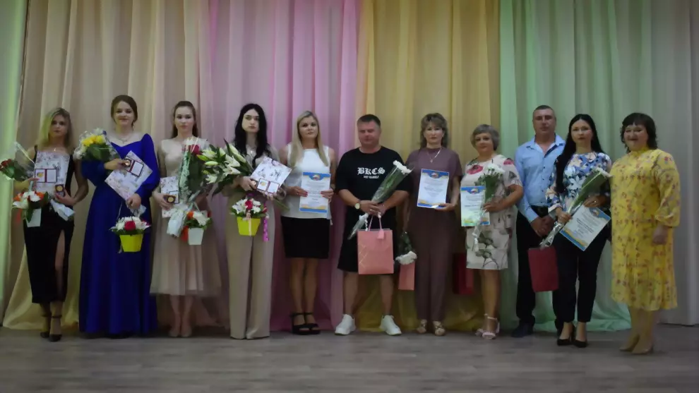 Золотых медалистов н...