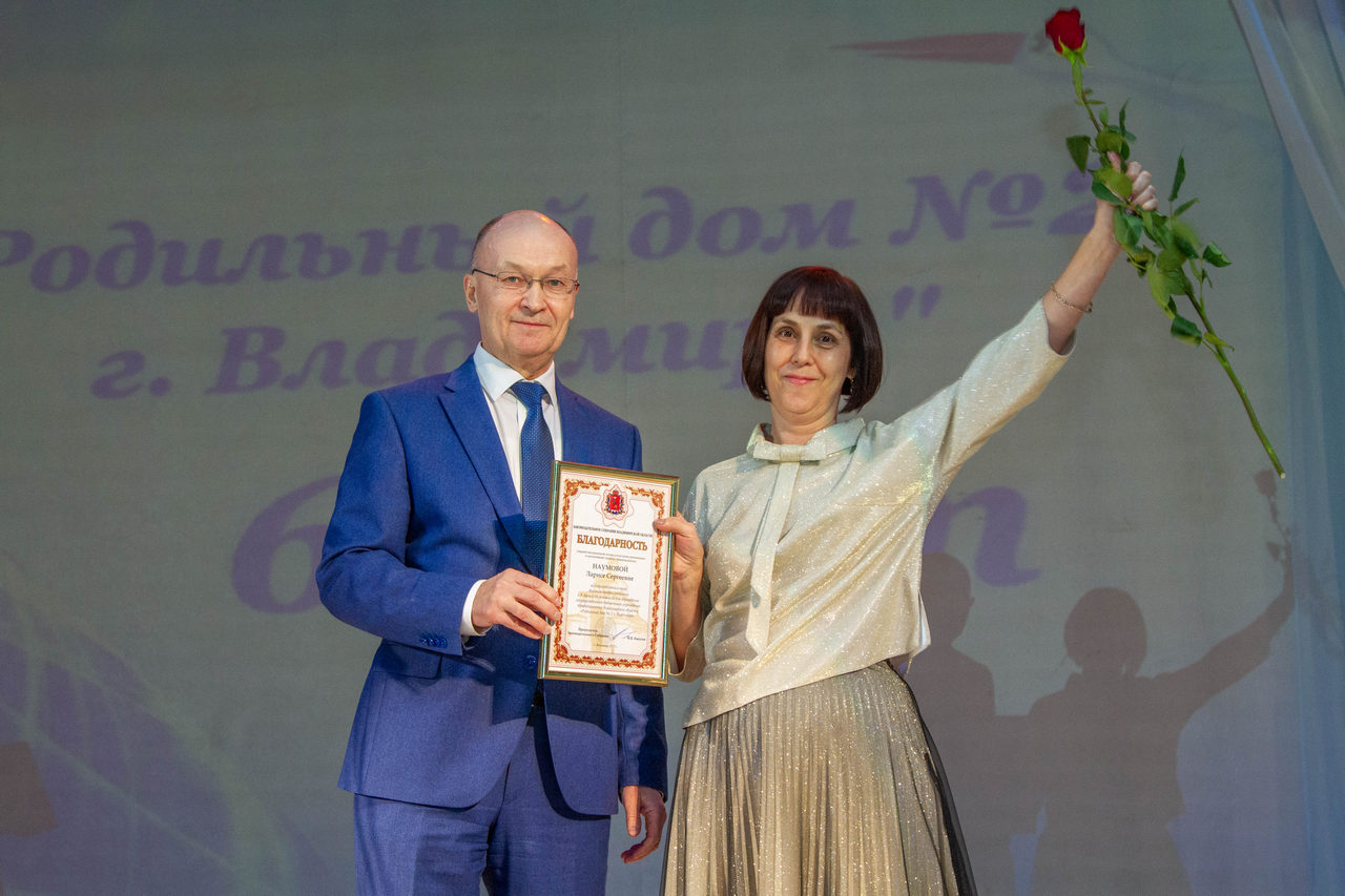 Владимир Киселев поздравил с юбилеем роддом, в котором появился на свет