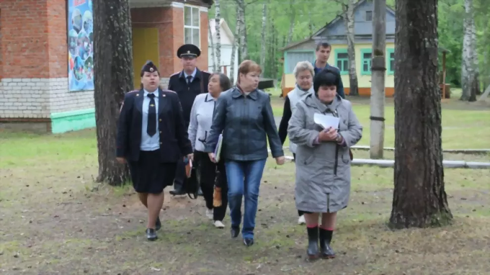 Полицейские и члены...