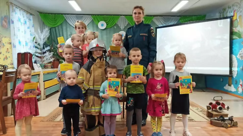 Сотрудники МЧС Росси...