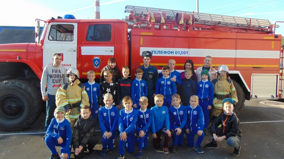 Сотрудники МЧС орган...