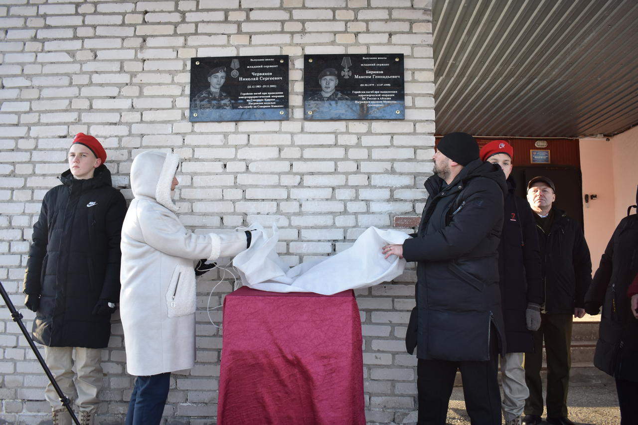 В Гусь-Хрустальном районе увековечили имена двух уроженцев поселка Золотково, погибших при исполнении воинского долга