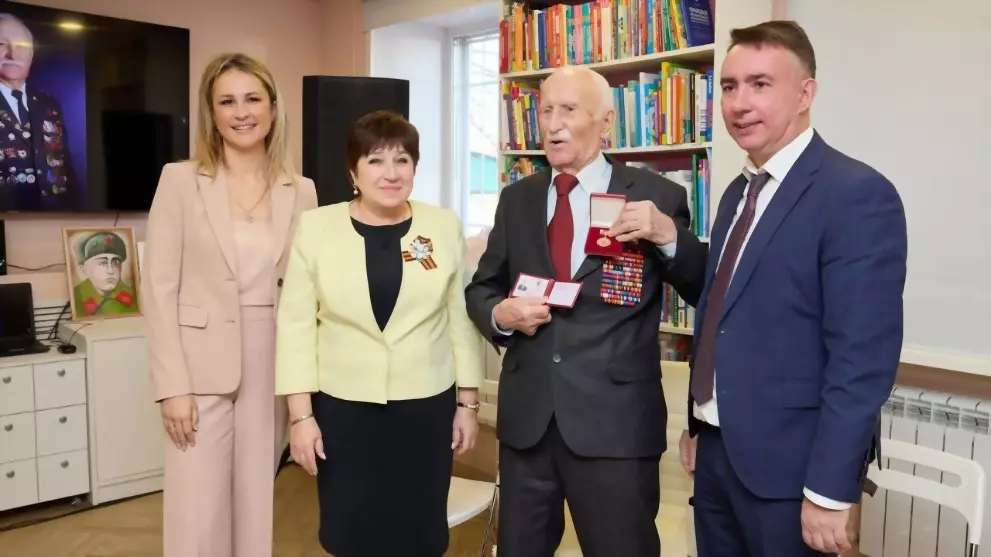 Ольга Хохлова вручил...