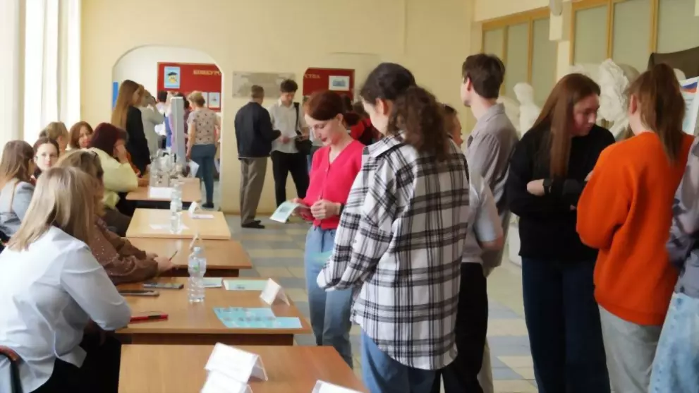 Более 400 студентов...