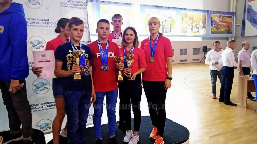 Спортсмены из поселк...