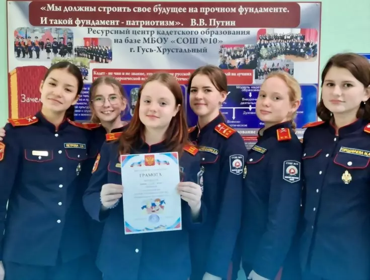 Сотрудники полиции п...