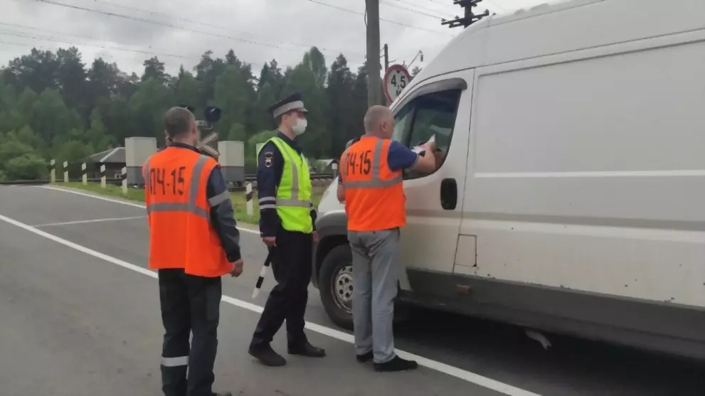 Сотрудники ГИБДД нап...