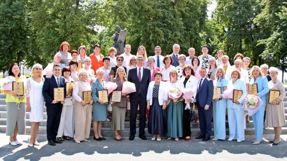 16 руководителей учр...