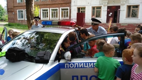 Госавтоинспекторы на...